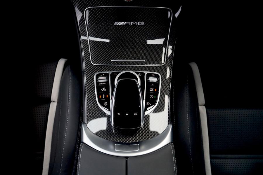 Детали интерьера Mercedes-AMG C63 S Coupe (C205) 2018 года  (UK) (фото 36 из 40)